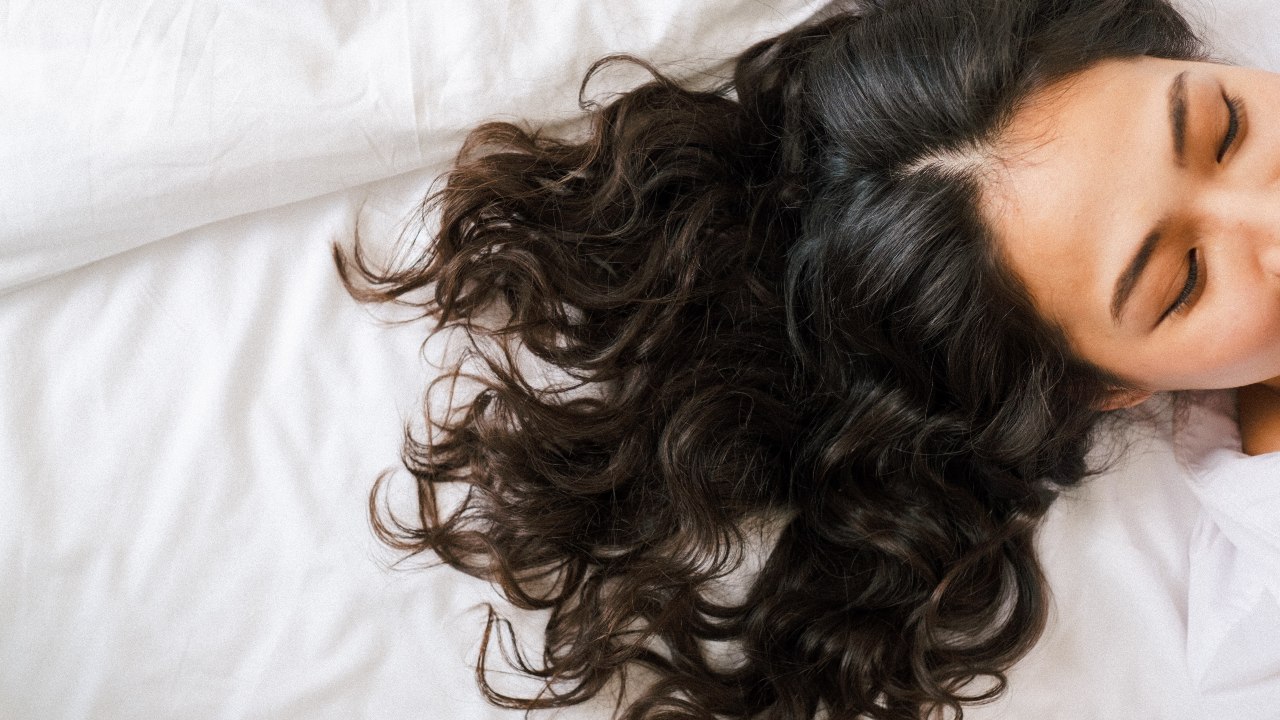 como quitar olor a humo de cigarro de cabello