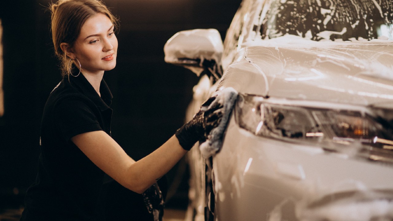 Como quitar las manchas de agua dura del carro parabrisas