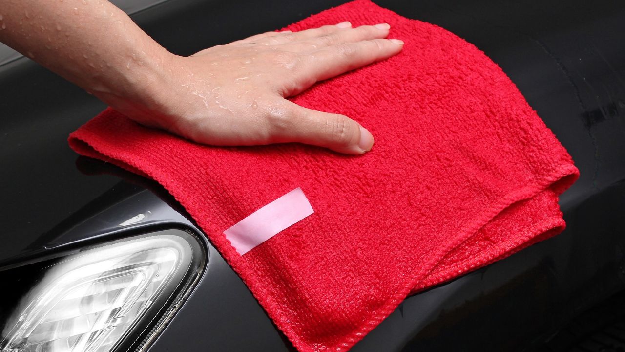 Como-quitar-rayones-de-carro-con-pasta-de-dientes 