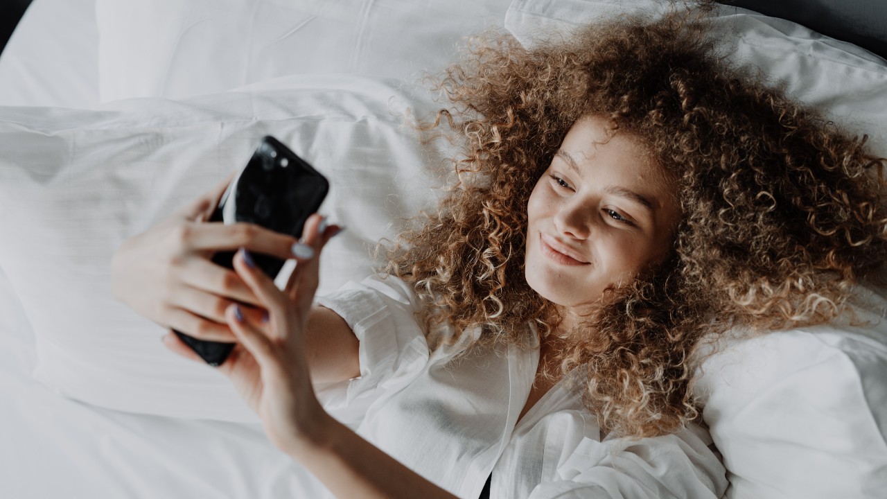 como colocar lengua para salir mejor en fotos