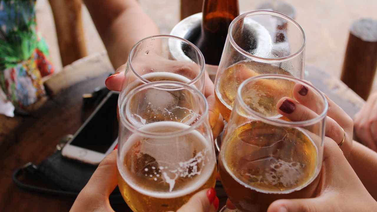 Cuánto alcohol puedo beber sin que se convierta en un problema
