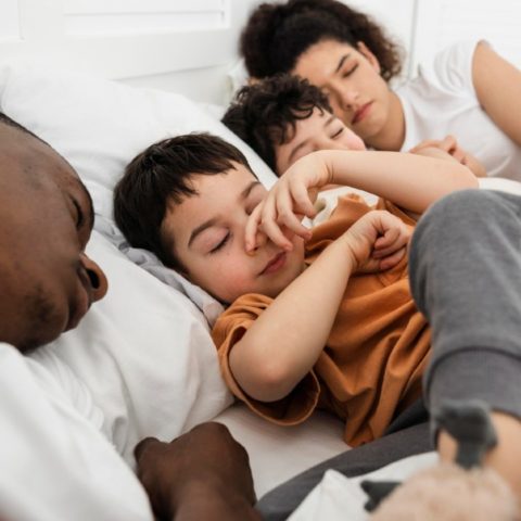 Dormir con tu hijo no es malo