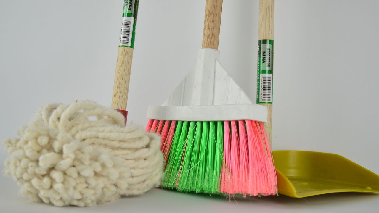 Eliminar-el-olor-a-huevo-del-piso-despues-de-trapear