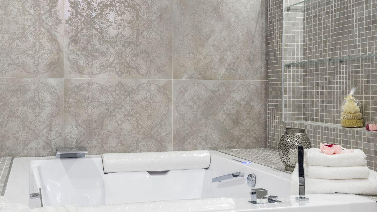 Limpia-el-moho-de-los-azulejos-de-tu-bano-con-bicarbonato