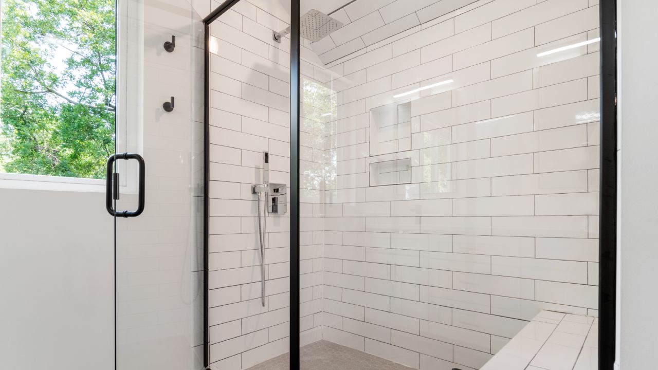 Limpia-el-moho-de-los-azulejos-de-tu-bano-con-bicarbonato