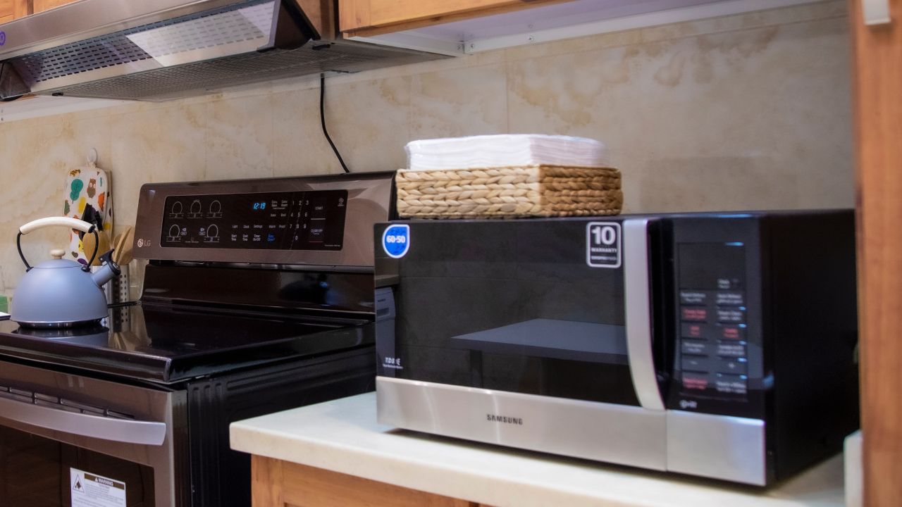 Limpiar-microondas-con-manchas-de-quemado-olor