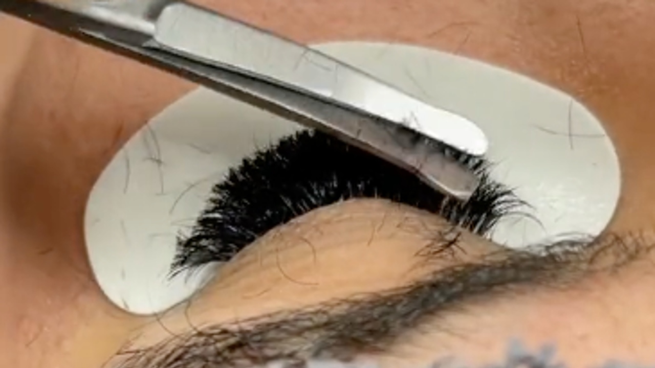 mujer corta pestanas a su clienta por no querer pagar