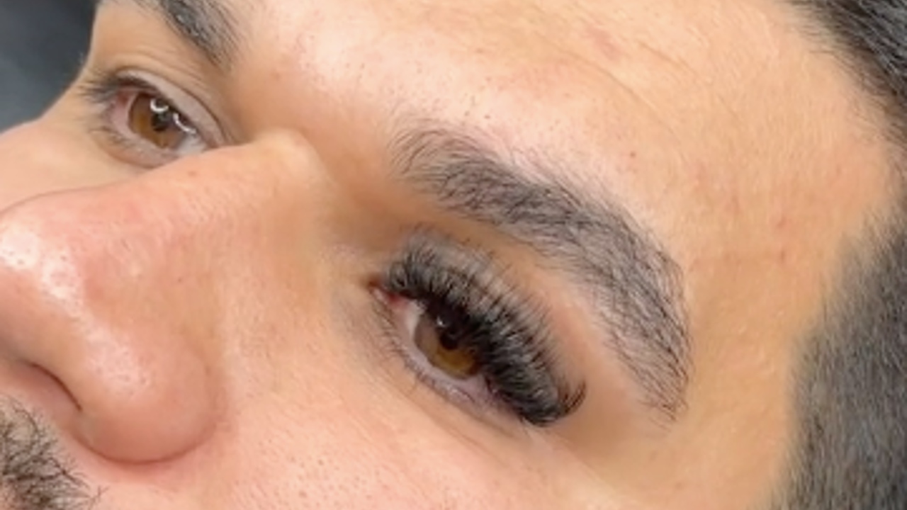 mujer corta pestanas a clienta que no quiso pagar