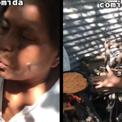 mujer muestra la comida que preparo con 50 pesos