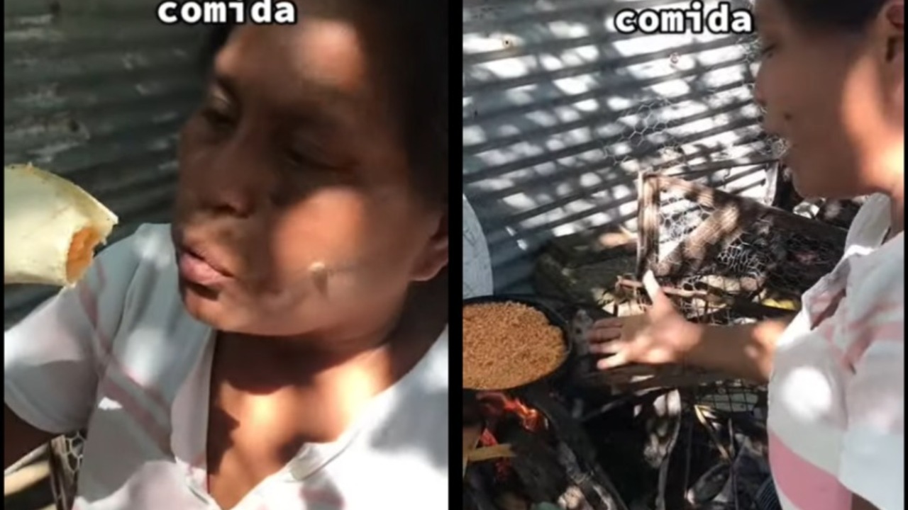 mujer muestra la comida que preparo con 50 pesos