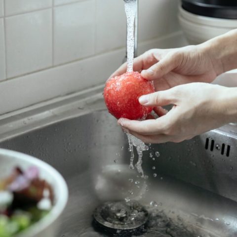 Nunca debes lavar tus frutas y verduras con jabón