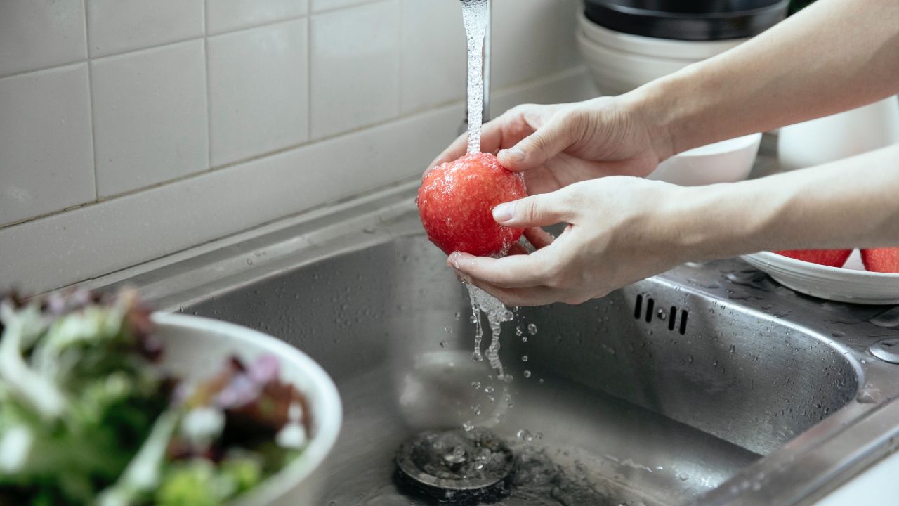 Nunca debes lavar tus frutas y verduras con jabón