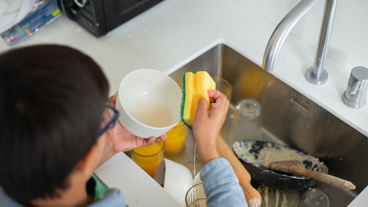 Nunca-debes-mezclar-cloro-con-jabon-para-trastes