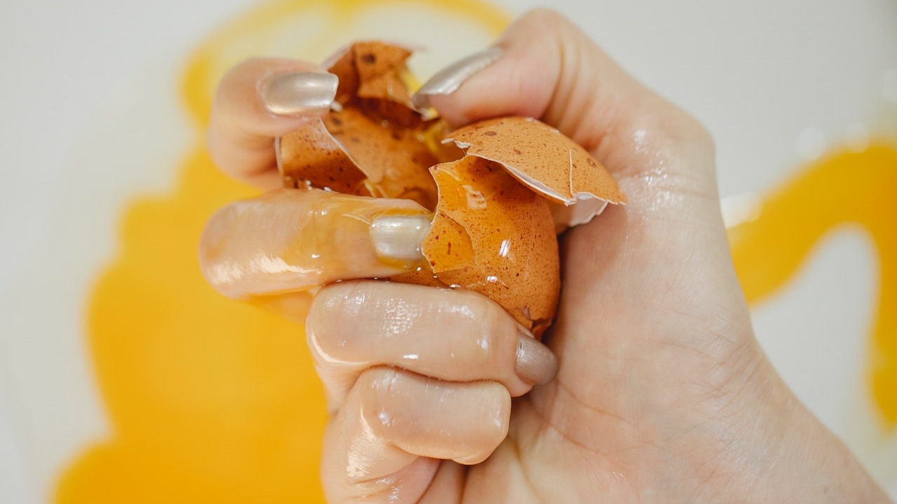 como limpiar un huevo sucio