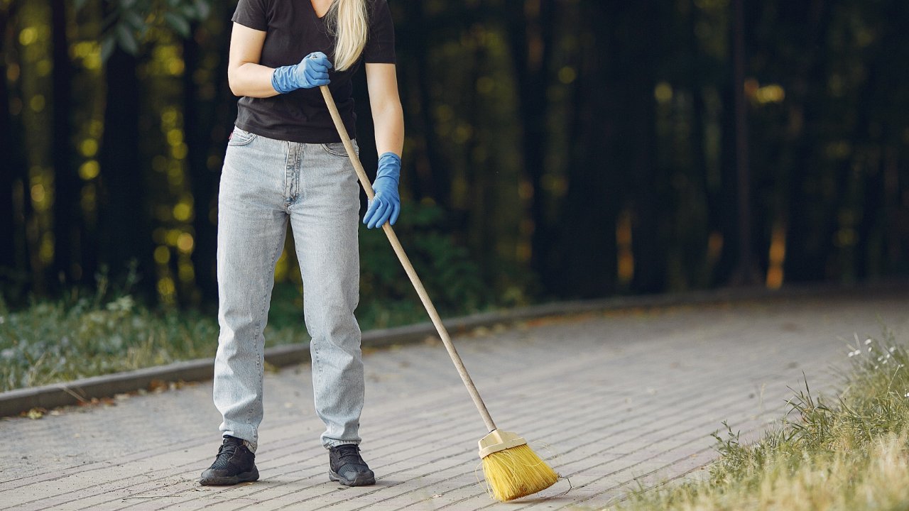 Por que se cree que es malo barrer de noche