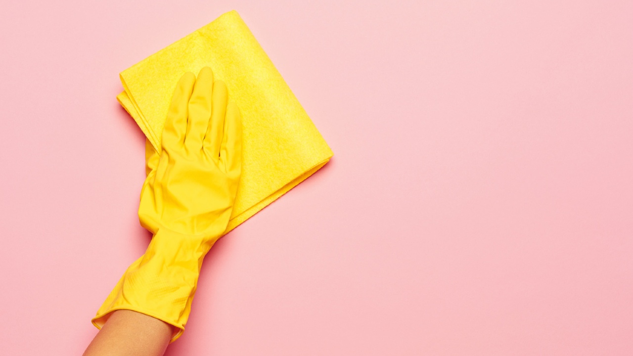 como quitar el jabon pegado del azulejo del baño