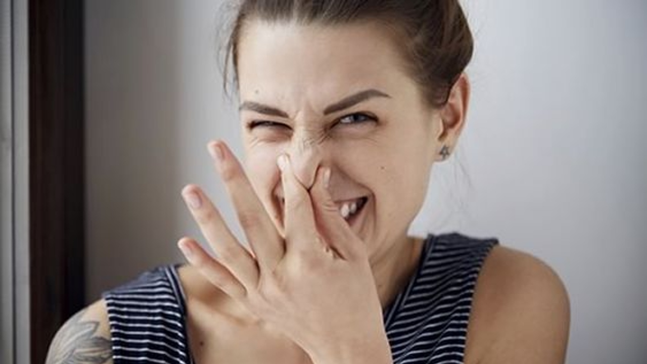 que hay detras de olor de gases intestinales