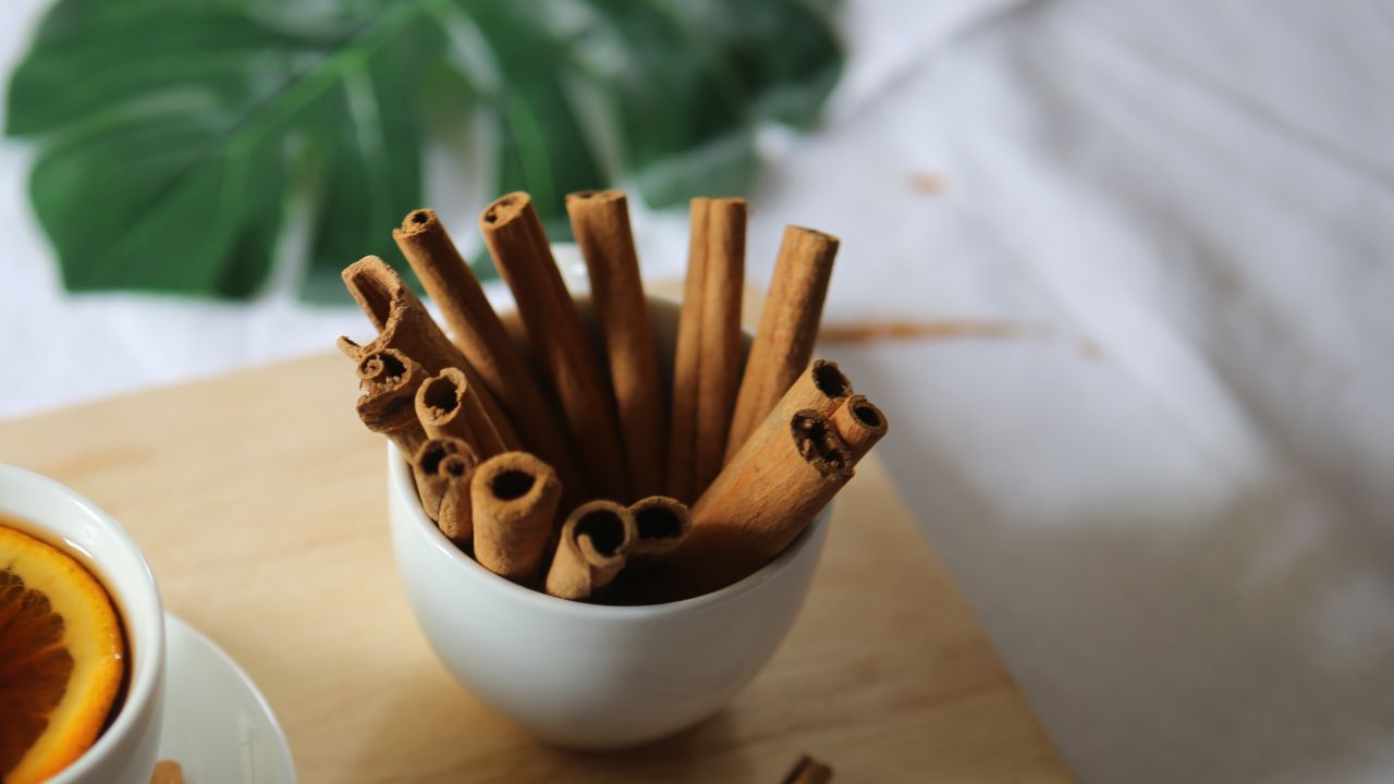Que-le-pasa-a-tu-cuerpo-cuando-masticas-canela