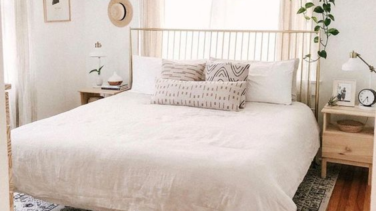 que pasa si duermes con pies hacia puerta