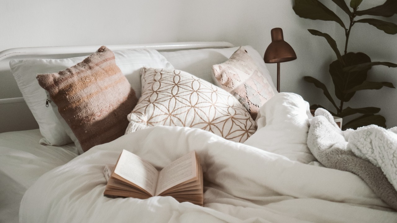 que pasa si duermes cn pies frente a puerta