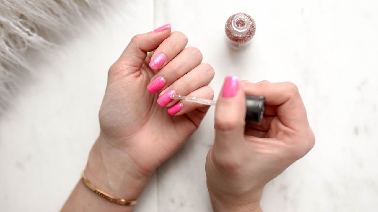 Quitar-el-esmalte-de-unas-sin-acetona