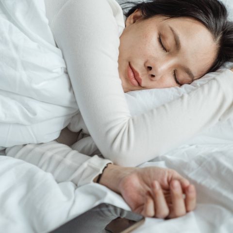 realmente es malo dormir con celular