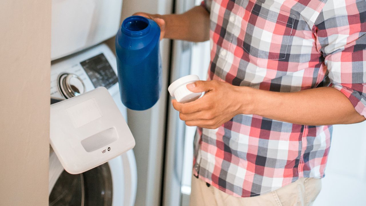 Senales-en-la-ropa-de-que-usas-demasiado-detergente