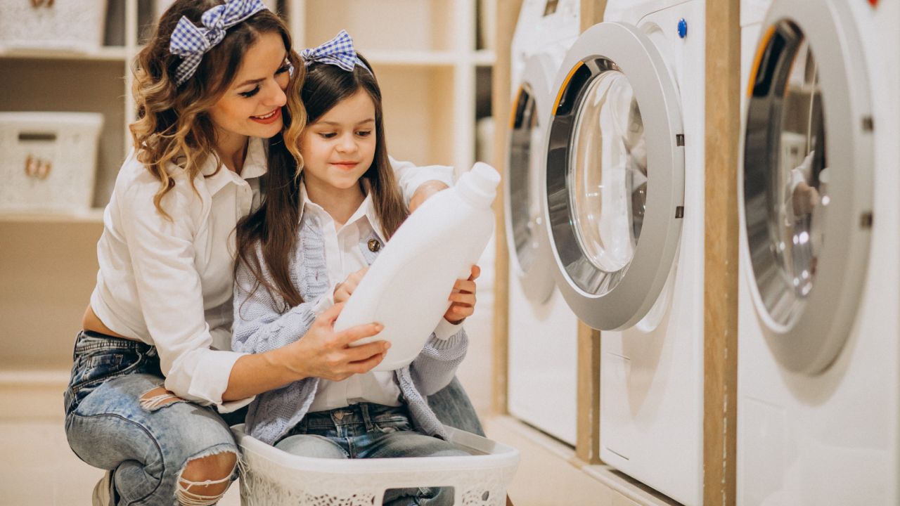 Senales-en-la-ropa-de-que-usas-demasiado-detergente