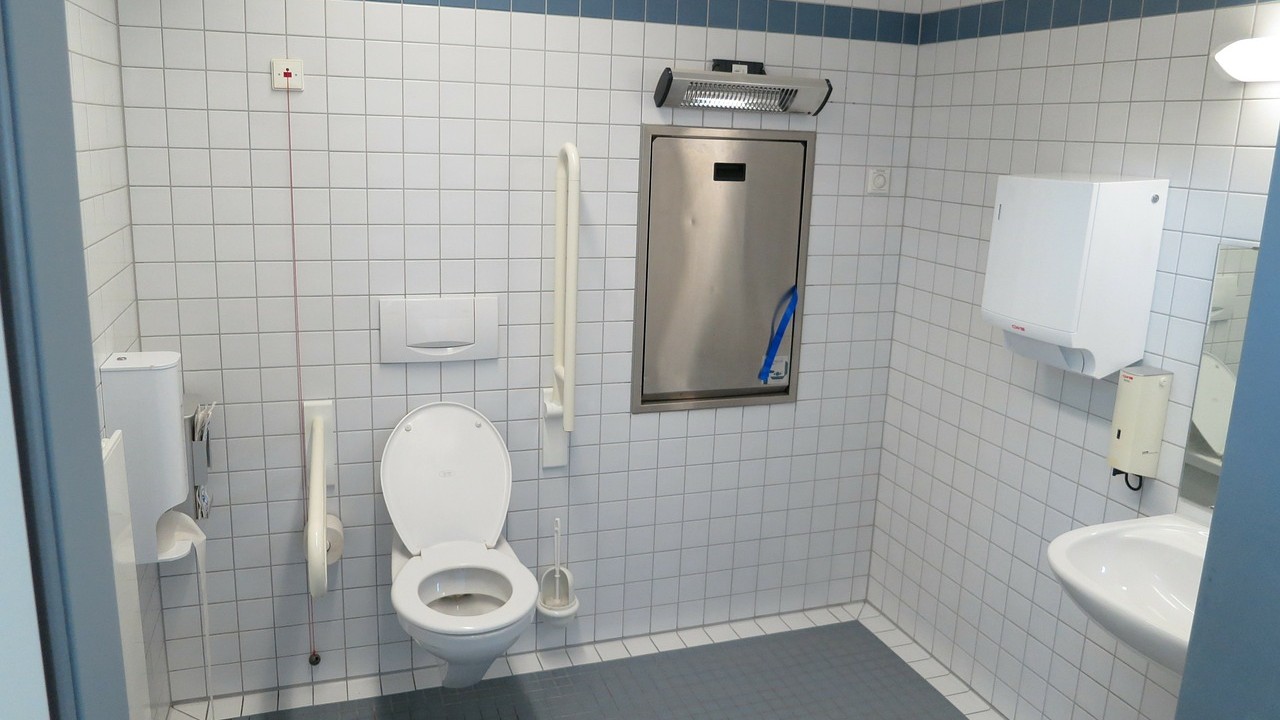 dejar la tapa de bano arriba o abajo