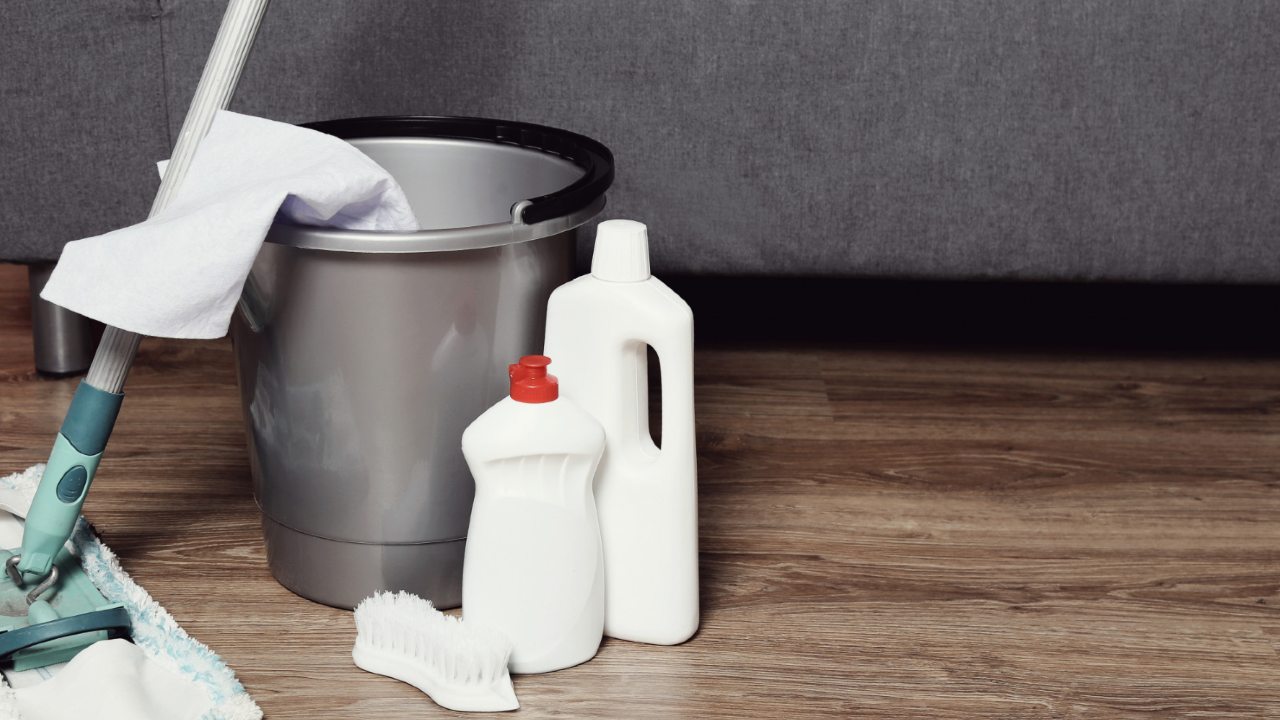 como puedo limpiar el piso de duela