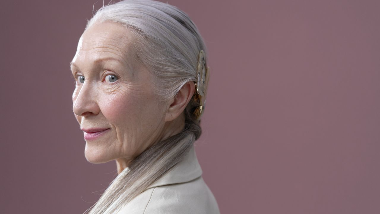 Cómo hacer un ablandador de canas casero para teñirlas