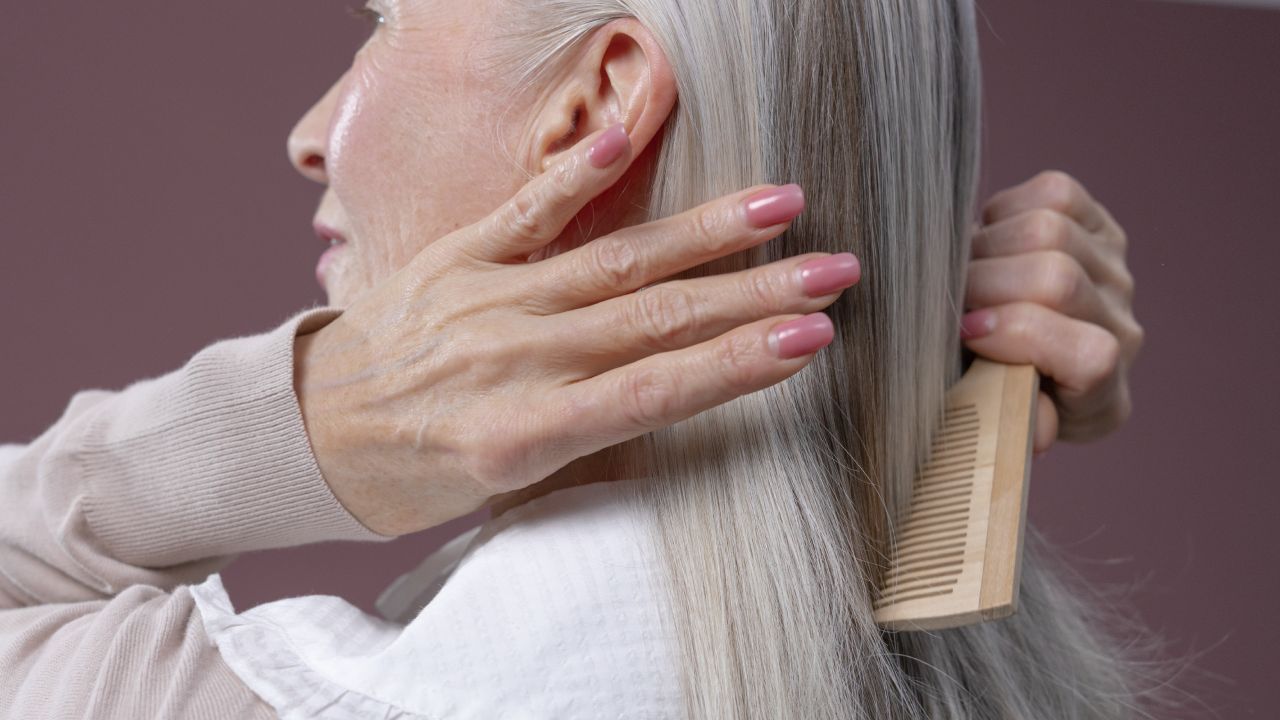 Cómo hacer un ablandador de canas casero para teñirlas