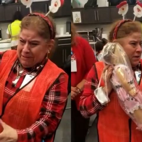 Abuelita recibe su primera muñeca de Navidad