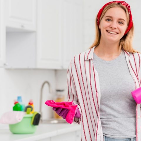 Critican a mujer por trabajar haciendo limpieza y su respuesta se vuelve viral