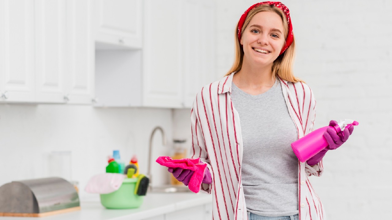 Critican a mujer por trabajar haciendo limpieza y su respuesta se vuelve viral