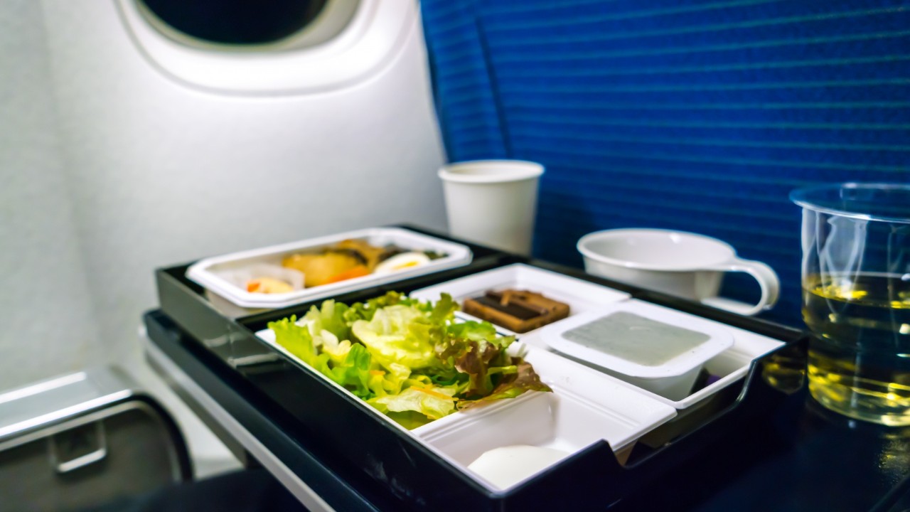 Alimentos que nunca debes comer en el avion