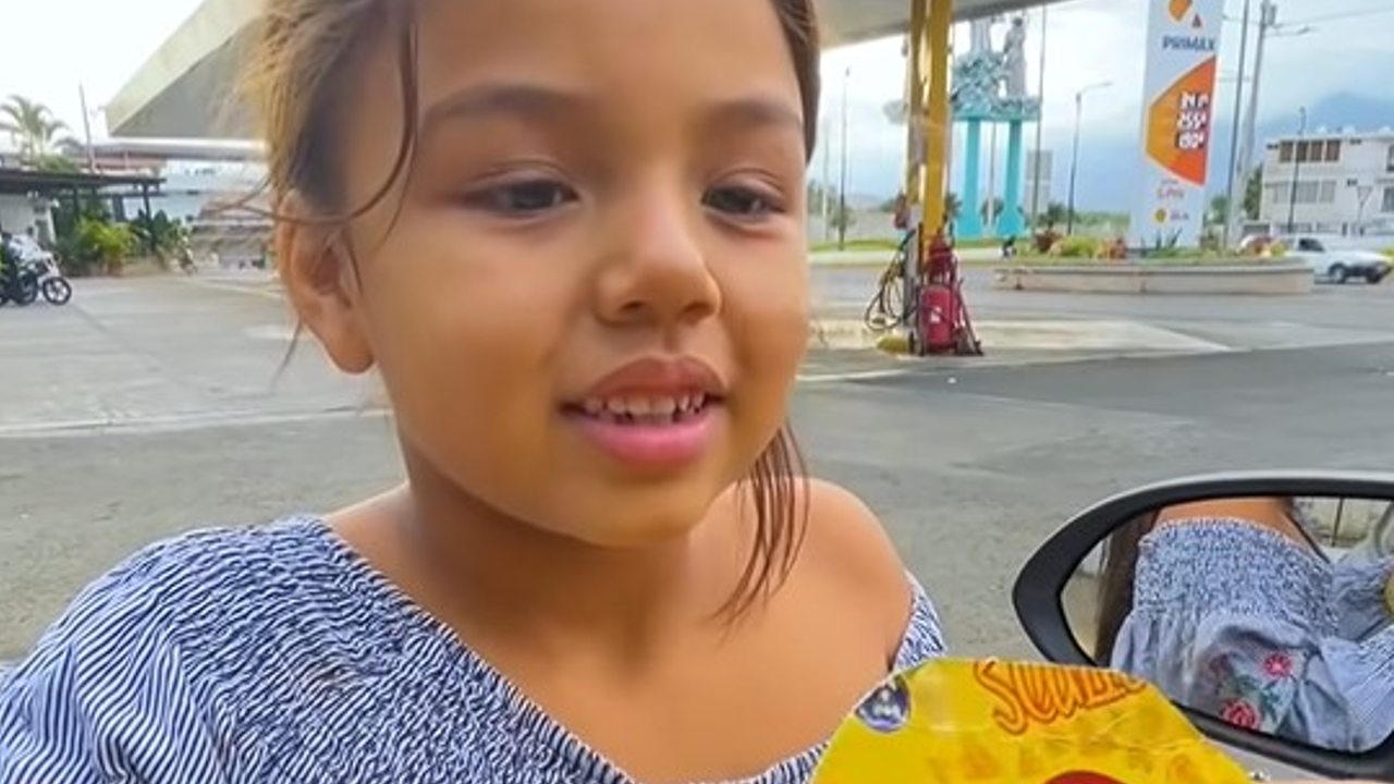 pequeña vendedora de dulces