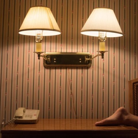 Cómo saber si hay cámaras o micrófonos en tu hotel