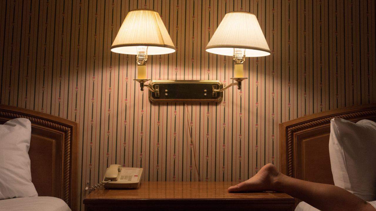 Cómo saber si hay cámaras o micrófonos en tu hotel