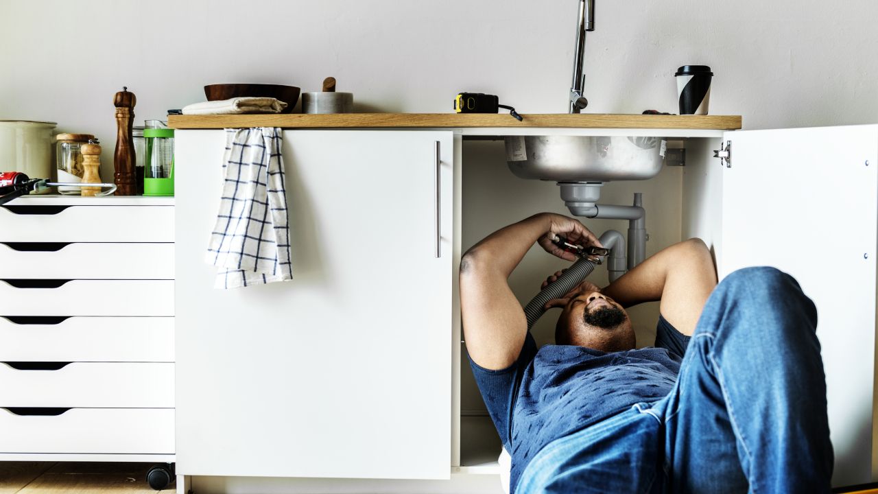 Cómo destapar el drenaje con sal