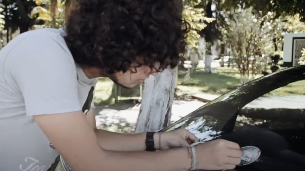 Como quitar calcomanias del carro sin dejar pegamento ni dejar rayones 1