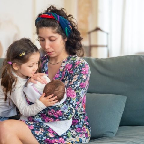 casa limpia y ordenada con un bebé en casa