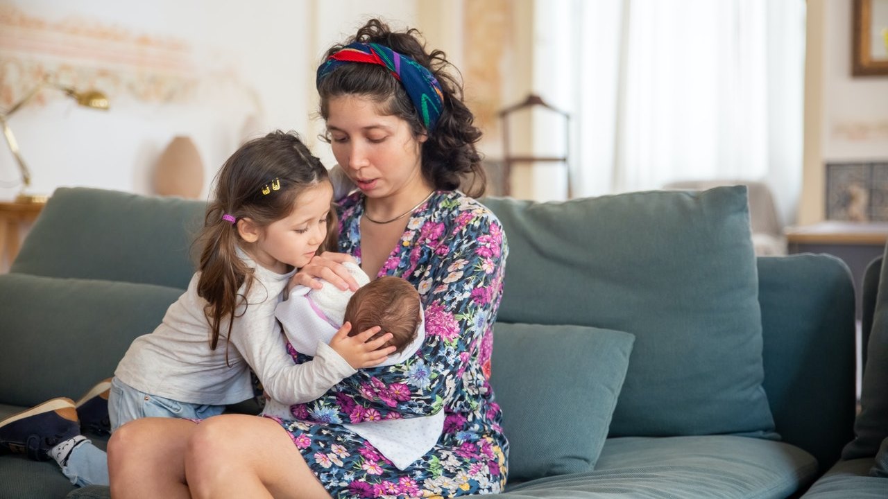 casa limpia y ordenada con un bebé en casa