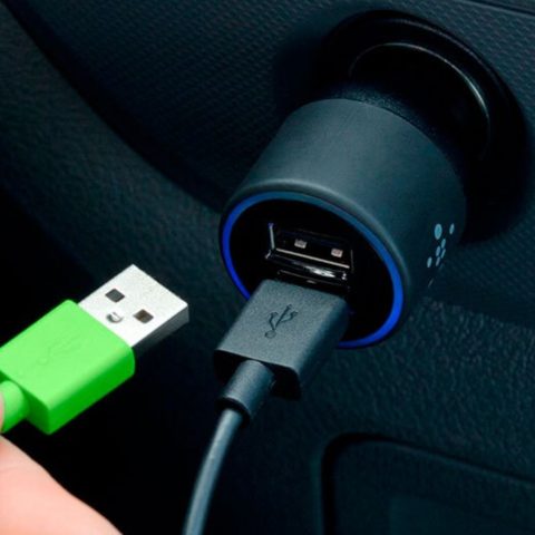 peligros de cargar tu celular en el coche