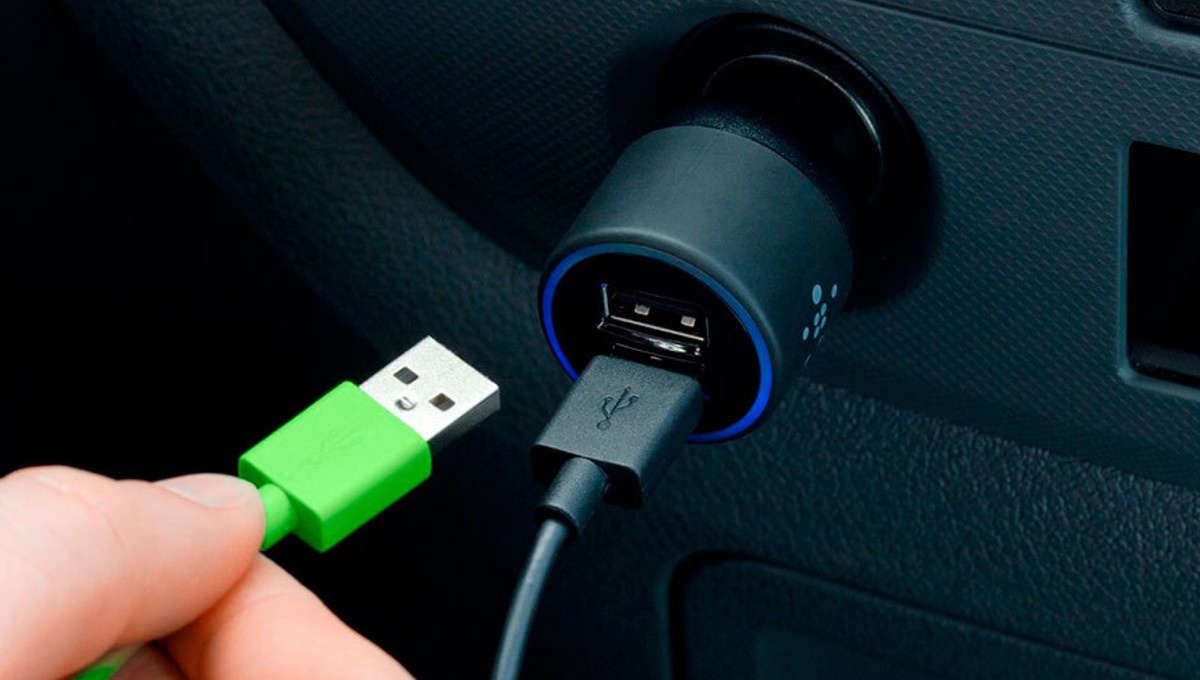 peligros de cargar tu celular en el coche