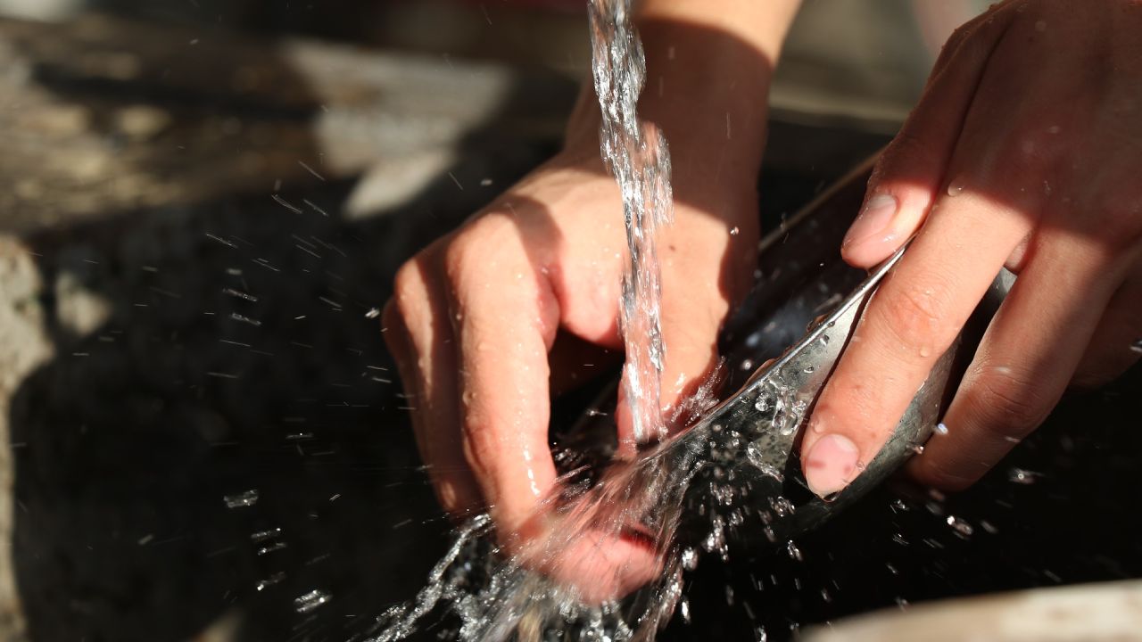 Dermatitis en las manos por lavar los trastes