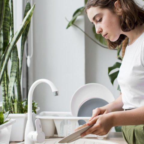 Dermatitis en manos por lavar trastes