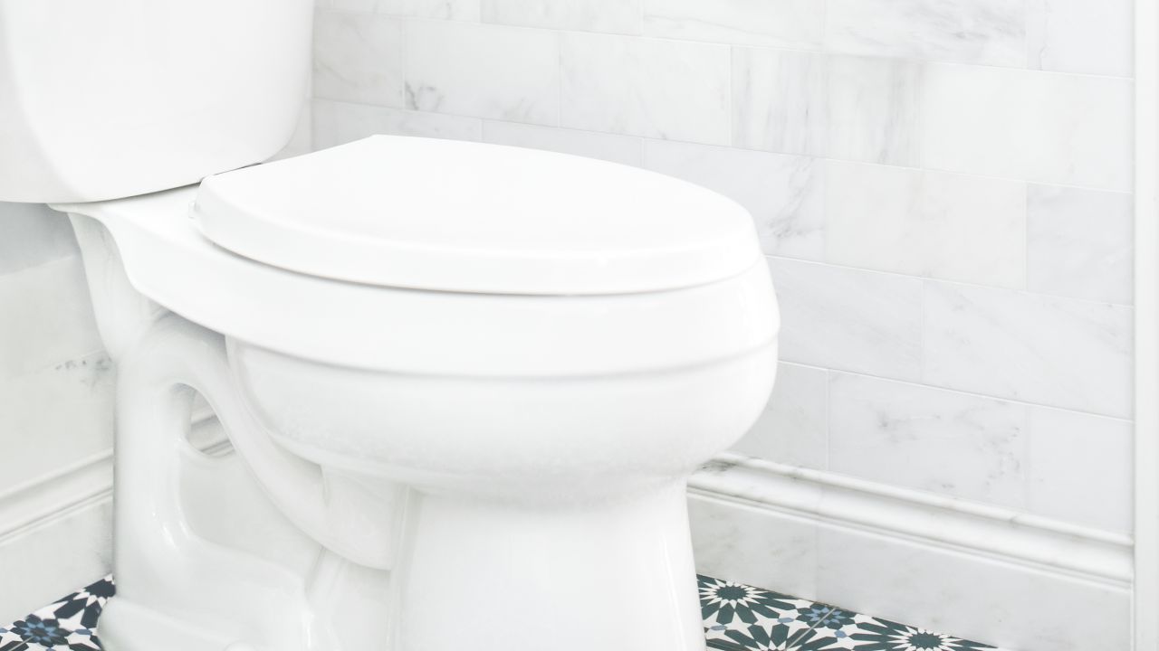 Cómo desinfectar y descalcificar el baño con vinagre, alcohol y agua oxigenada