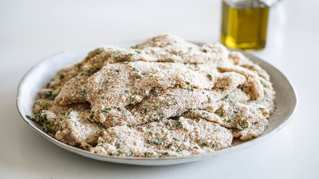 La diferencia entre empanizar, rebozar y capear