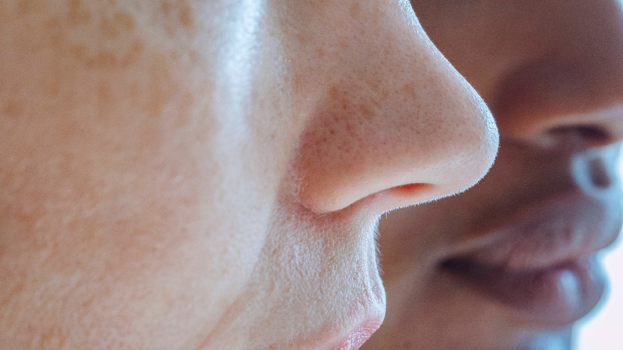 por que siento olor de persona de la nada